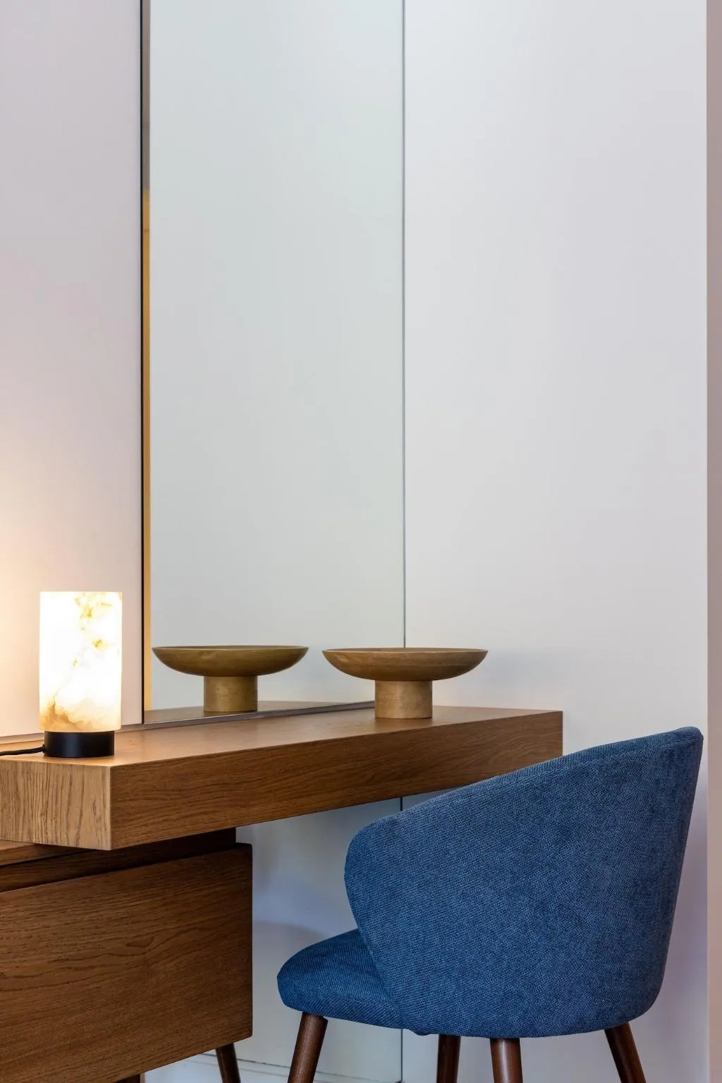 Room, Neoma, Athens