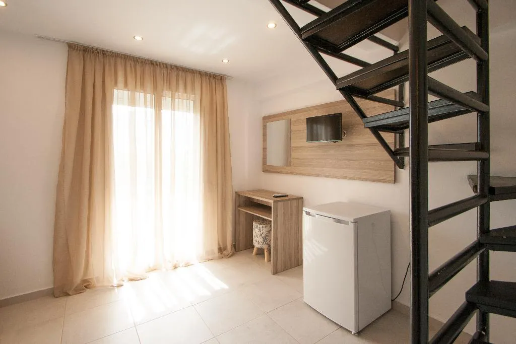 Room CAPACITY 6 Room, Pension Avocado, Skiathos