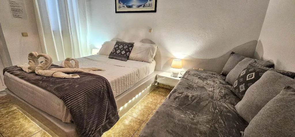 Room, Pleasure Beachside Studios, Santorini