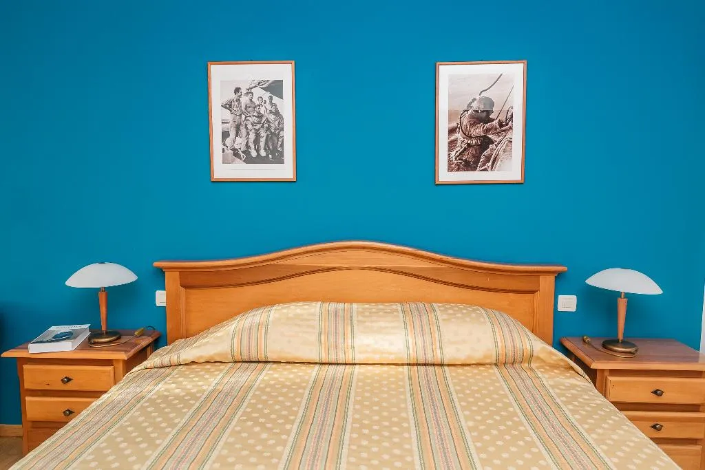 TRIPLE STANDARD Room, Spongiola, Split