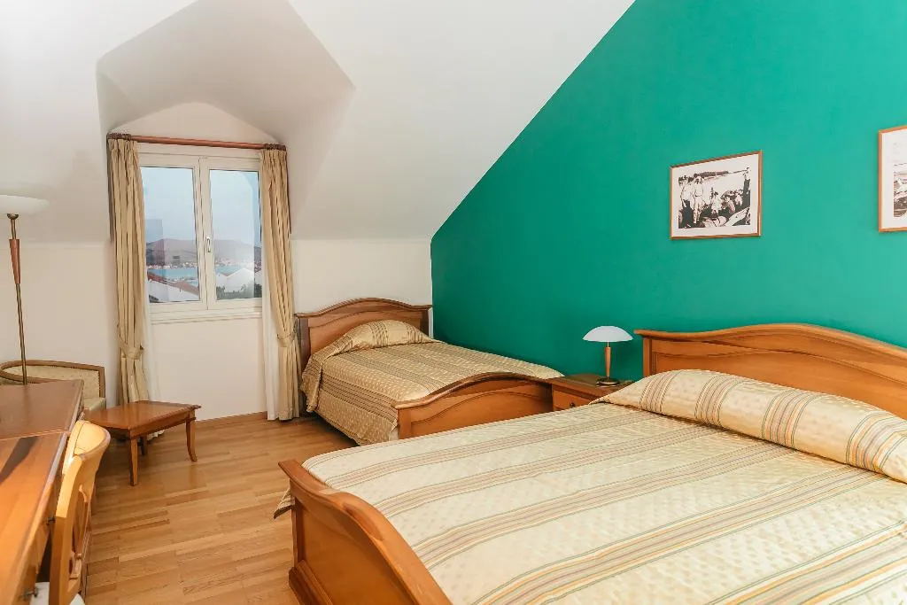 TRIPLE STANDARD Room, Spongiola, Split