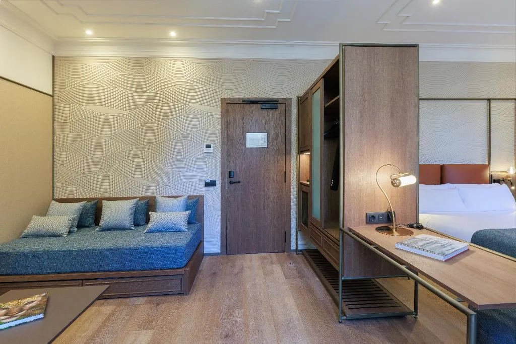 QUADRUPLE PREMIUM Room, Hotel Medinaceli 4*S, Barcelona