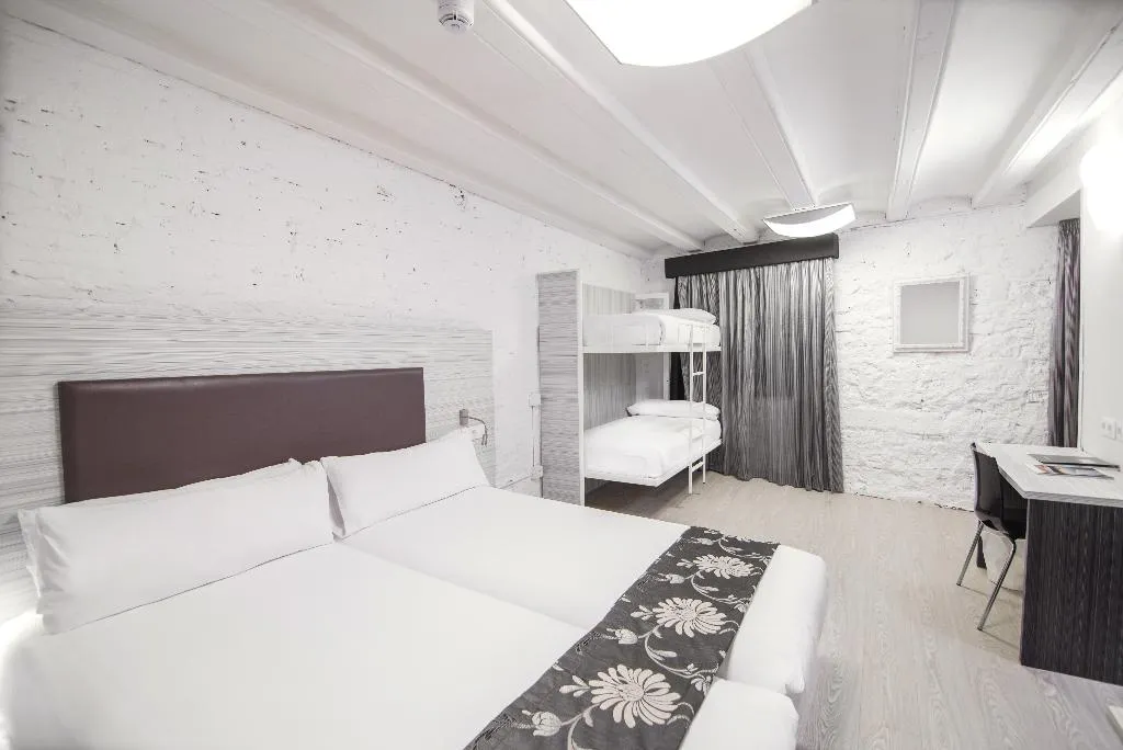 APARTMENT CAPACITY 4 Room, Petit Palace Boquería Garden, Barcelona