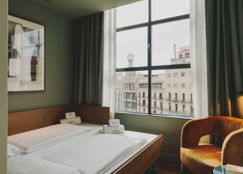 Room, Regina, Barcelona