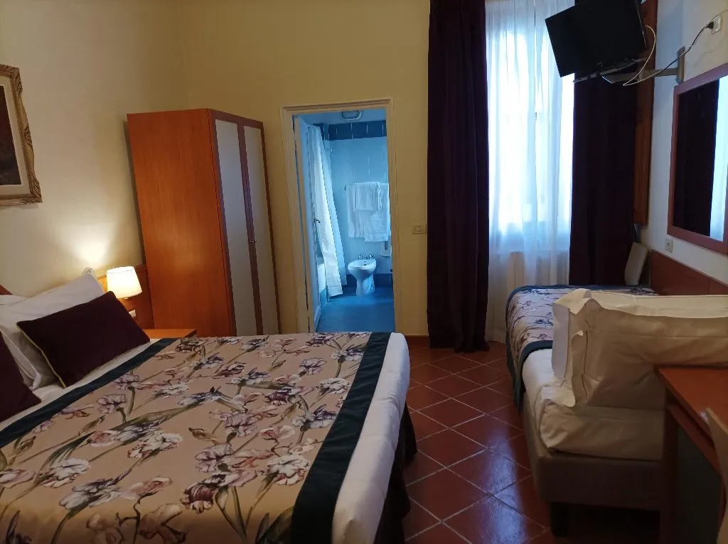 QUADRUPLE ECONOMY Room, Maxim Axial, Florence