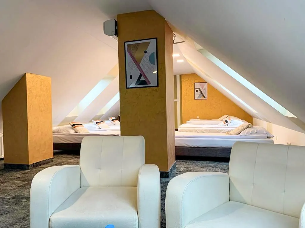 QUADRUPLE FOUR BEDROOMS TWO BATHROOMS Room, Fero Express, Krakow