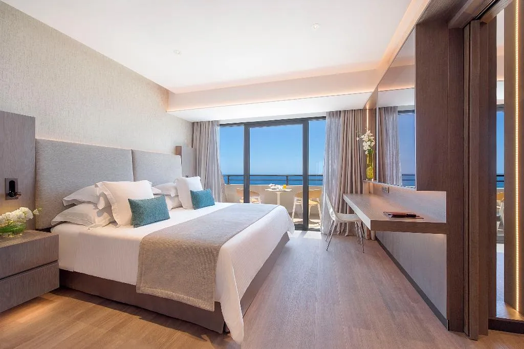 SUITE LUXURY SEA VIEW Room, Amathus Beach Hotel Limassol, Cyprus
