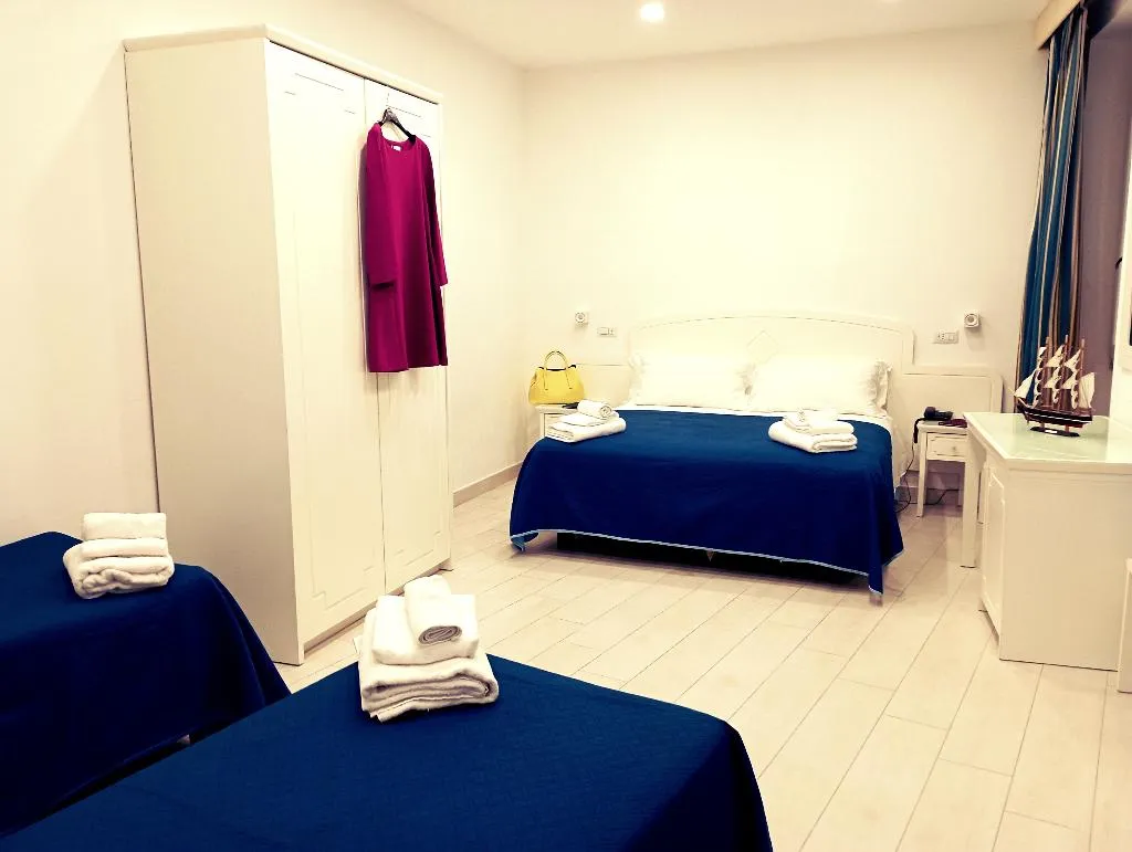 QUADRUPLE STANDARD Room, Oriente, Naples