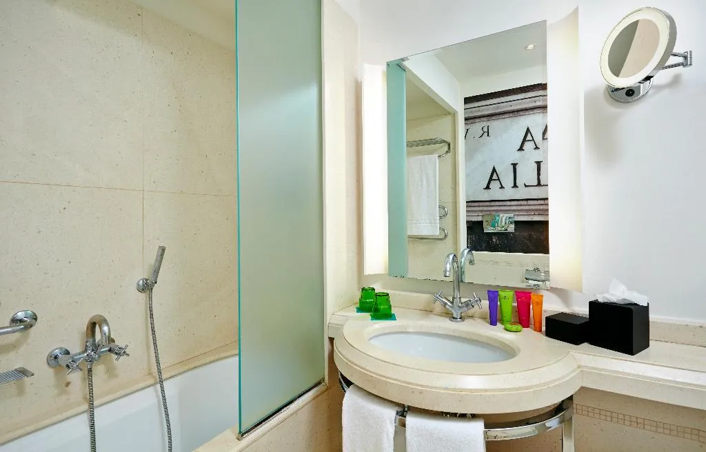 DOUBLE KING BED NON SMOKING Room, Indigo Hotel Rome - St. George, Rome