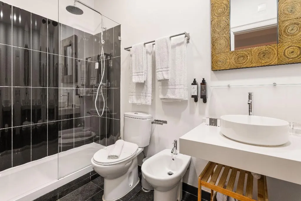 DOUBLE ONE BEDROOM ONE BATHROOM Room, Casa do Bairro by Shiadu, Lisbon