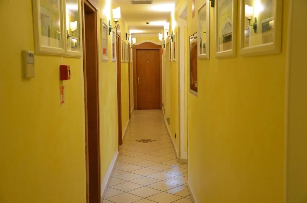Lobby, Mia Cara, Florence