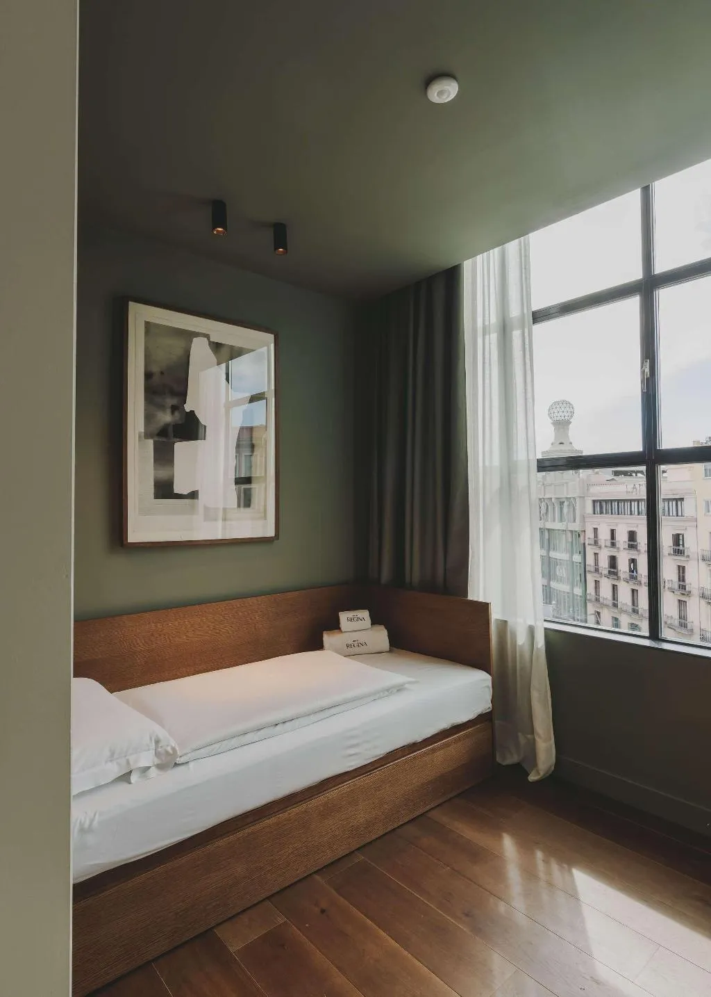 Room, Regina, Barcelona