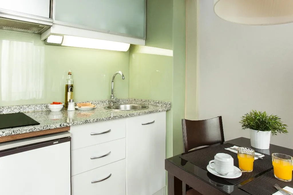 APARTMENT CAPACITY 4 Room, Senator Barcelona Apartments, Barcelona