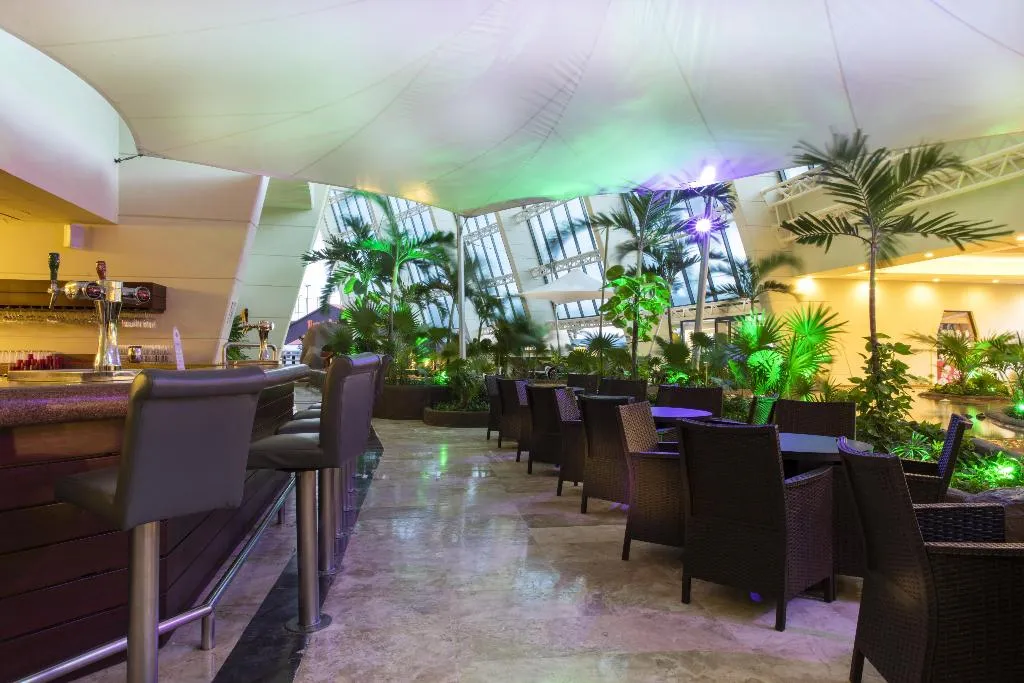 Bar, Crown Paradise Club Cancun All Inclusive, Cancun Area