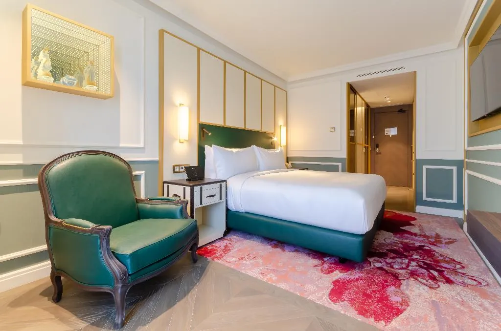 DOUBLE DELUXE KING BED Room, The Emerald House Lisbon, Curio Collection by Hilt, Lisbon