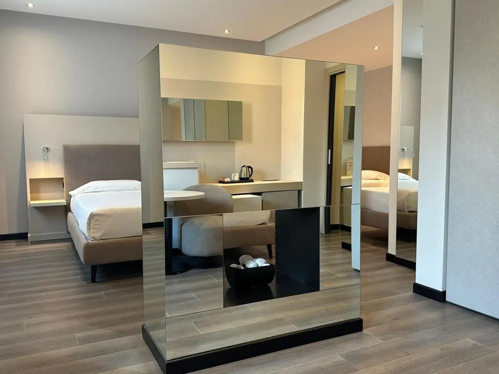 QUADRUPLE KING SIZE BED Room, Cruise, Milan