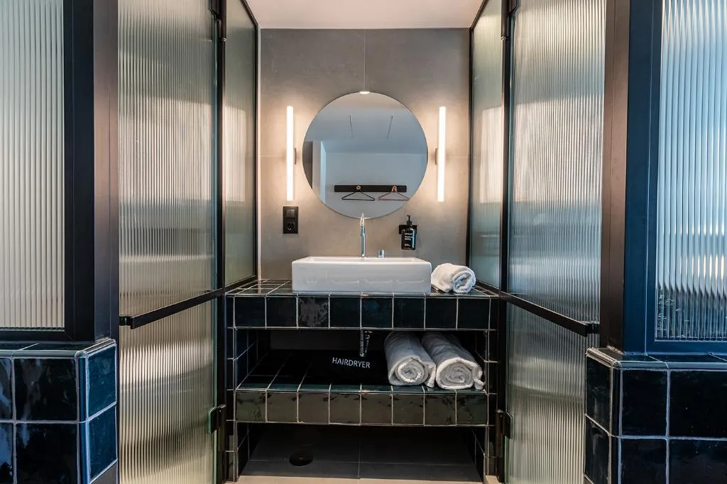 Room, Chic & Basic Gravity, Porto