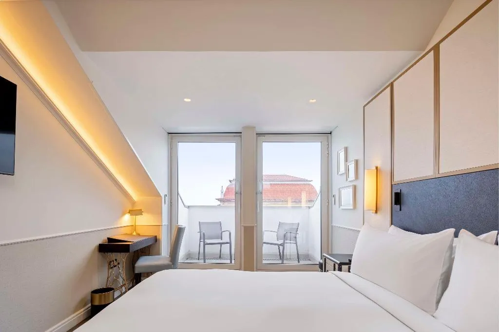 DOUBLE DELUXE WITH VIEWS Room, The Emerald House Lisbon, Curio Collection by Hilt, Lisbon