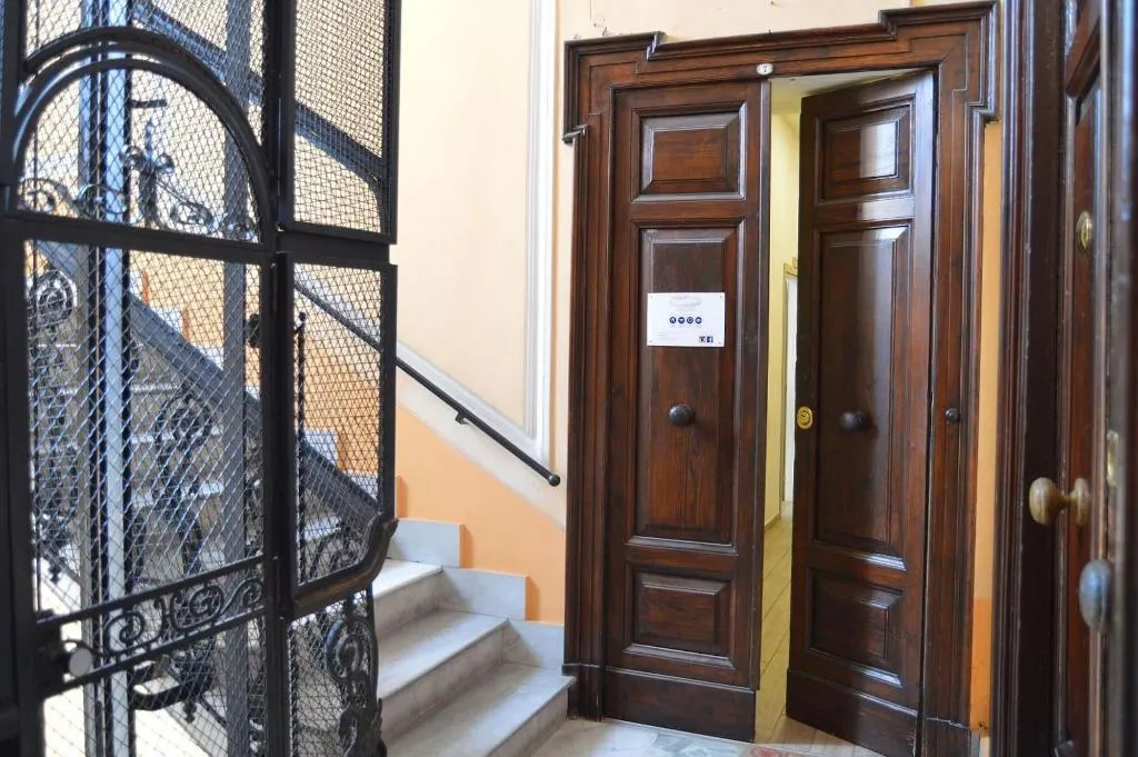 Lobby, Funikulì Funikulà, Naples