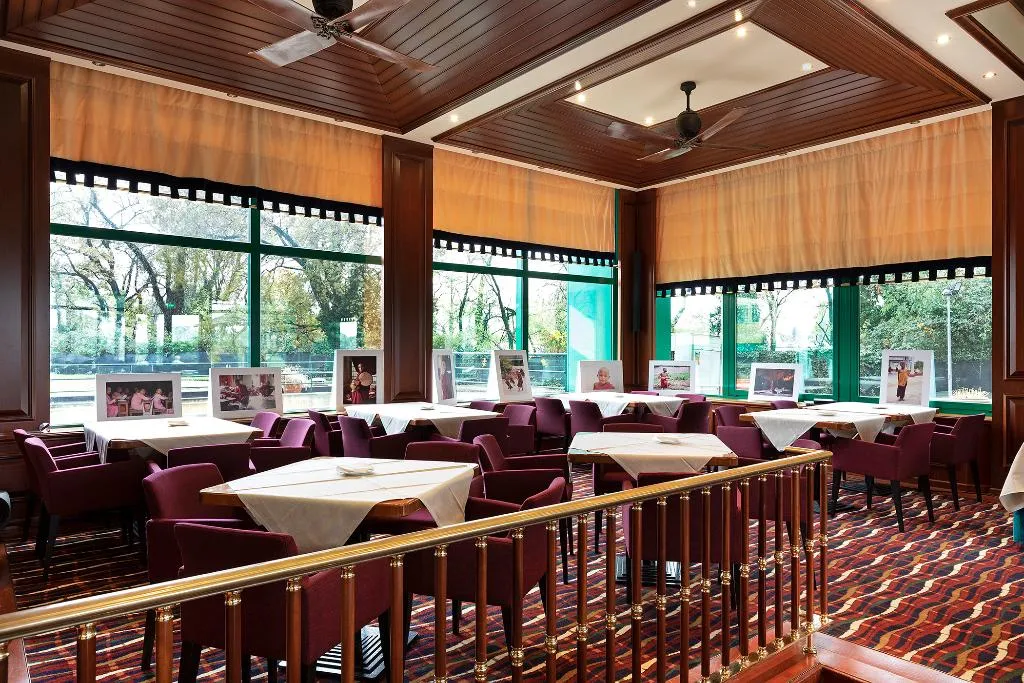 Bar, Royal Garden Hotel, Milan