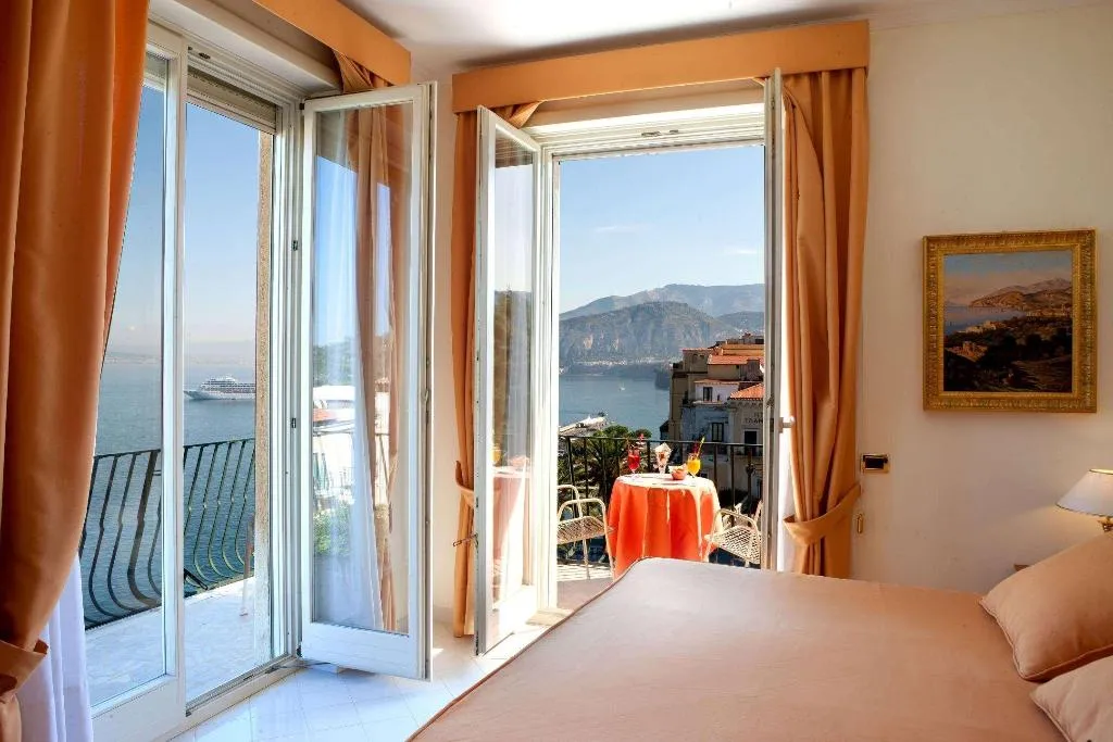 Room, Continental, Naples