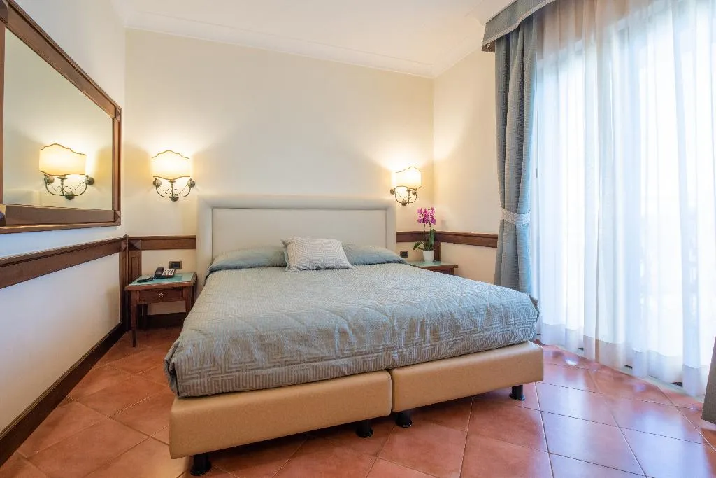 Double or Twin CLASSIC POOL VIEW Room, Michelangelo, Naples