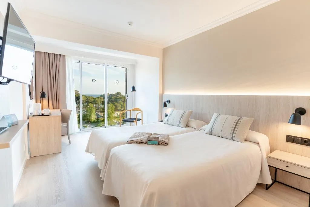 DOUBLE SINGLE USE SEA VIEW WITH BALCONY Room, Minura Cala Galdana & Apartamentos d´Aljandar, Menorca