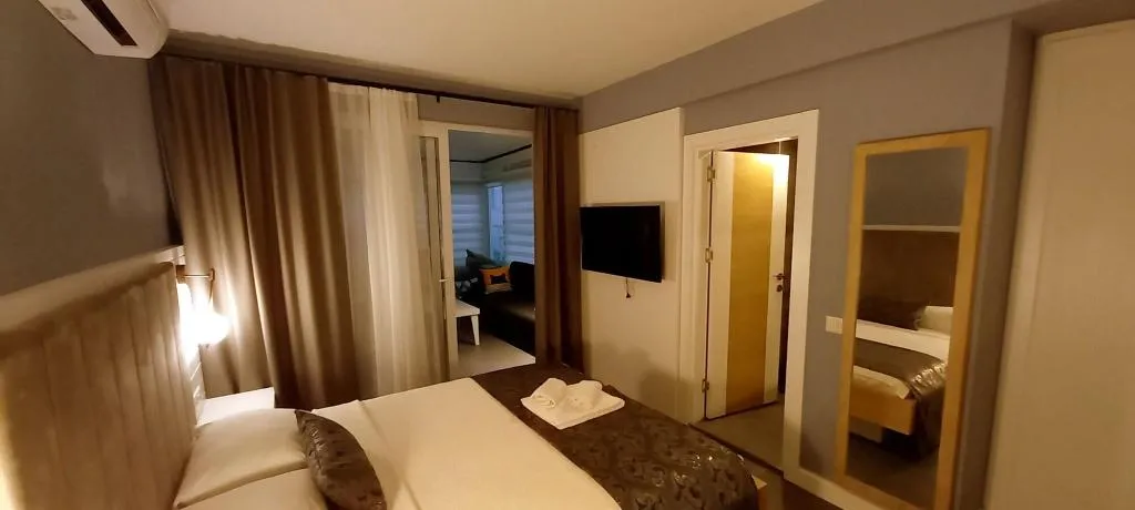 Room, Un Amor Hotel, Dalaman