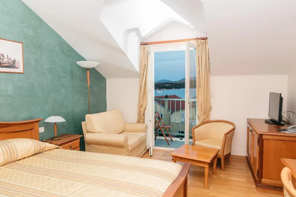 TRIPLE WITH BALCONY Room, Spongiola, Split