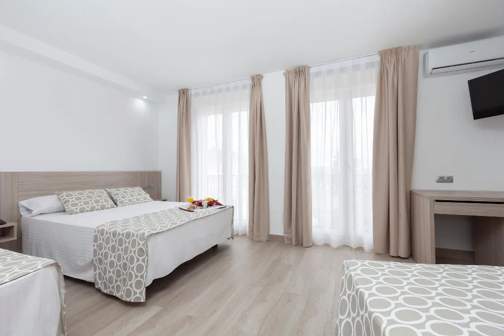 QUADRUPLE STANDARD Room, Olympia Ronda II, Valencia