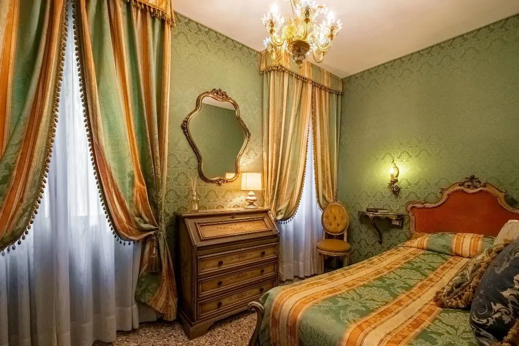 Room, Bel Sito e Berlino, Venice