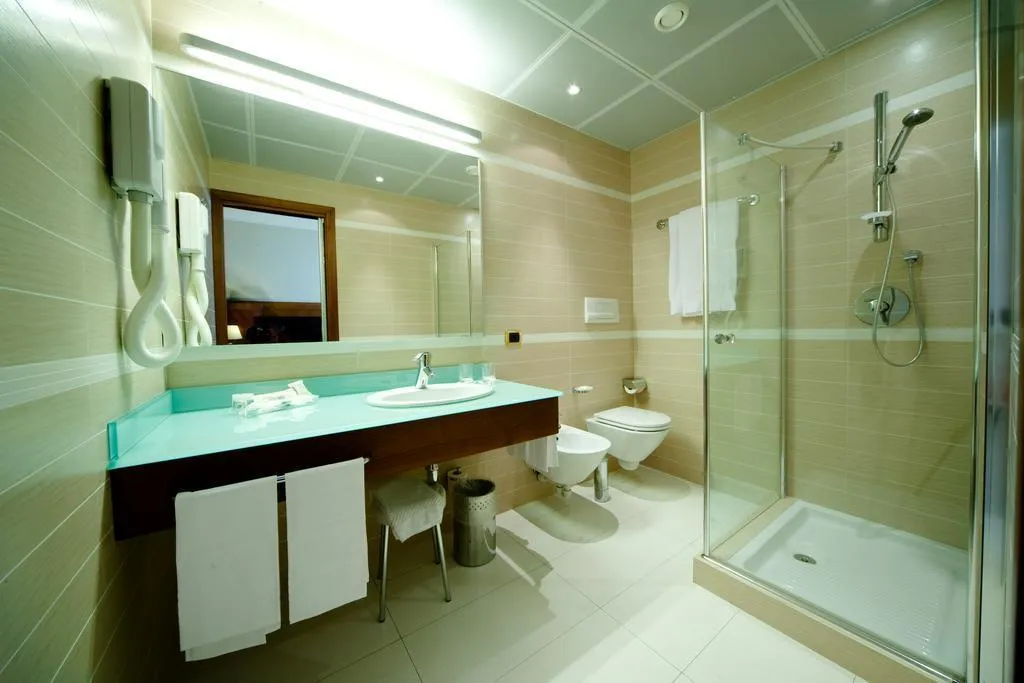 Room, D'Este, Milan