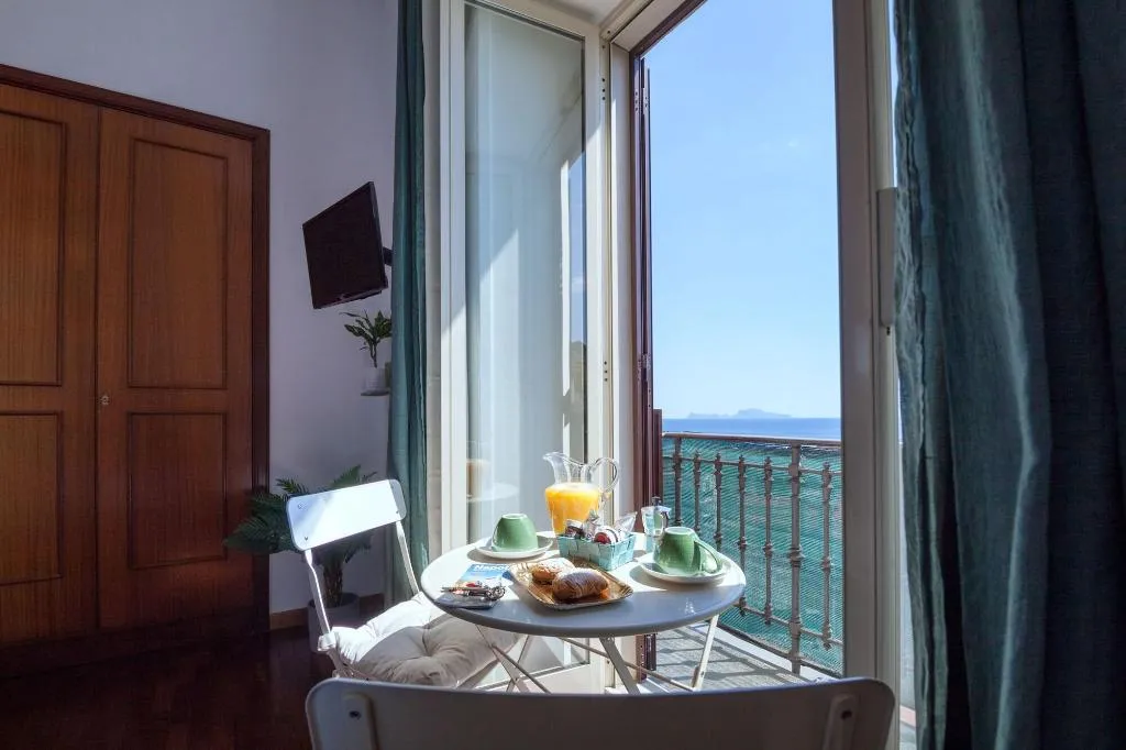 Room, Napolicentro Mare, Naples