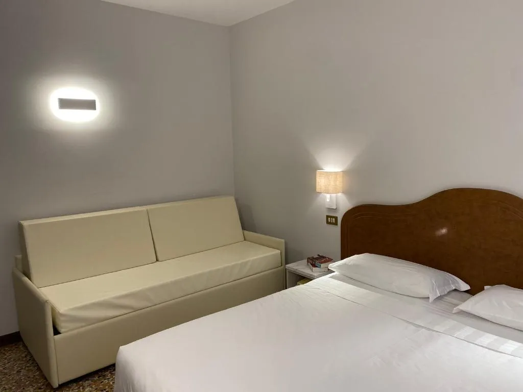 TRIPLE STANDARD Room, Park Hotel Villa Giustinian, Venice
