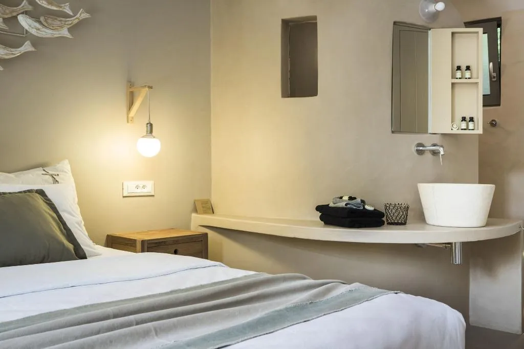 Room, F Zeen, Kefallinia