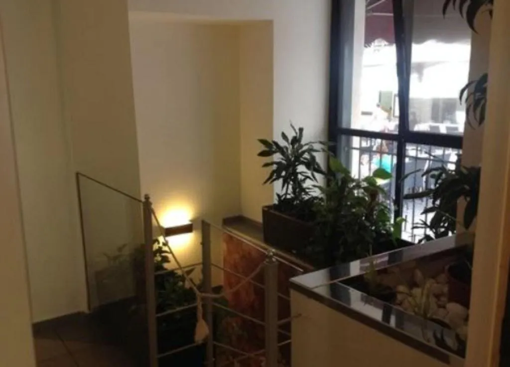 Lobby, California, Rome