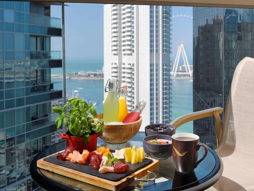 DOUBLE PARTIAL SEA VIEW Room, Movenpick Hotel Jumeirah Beach, Dubai