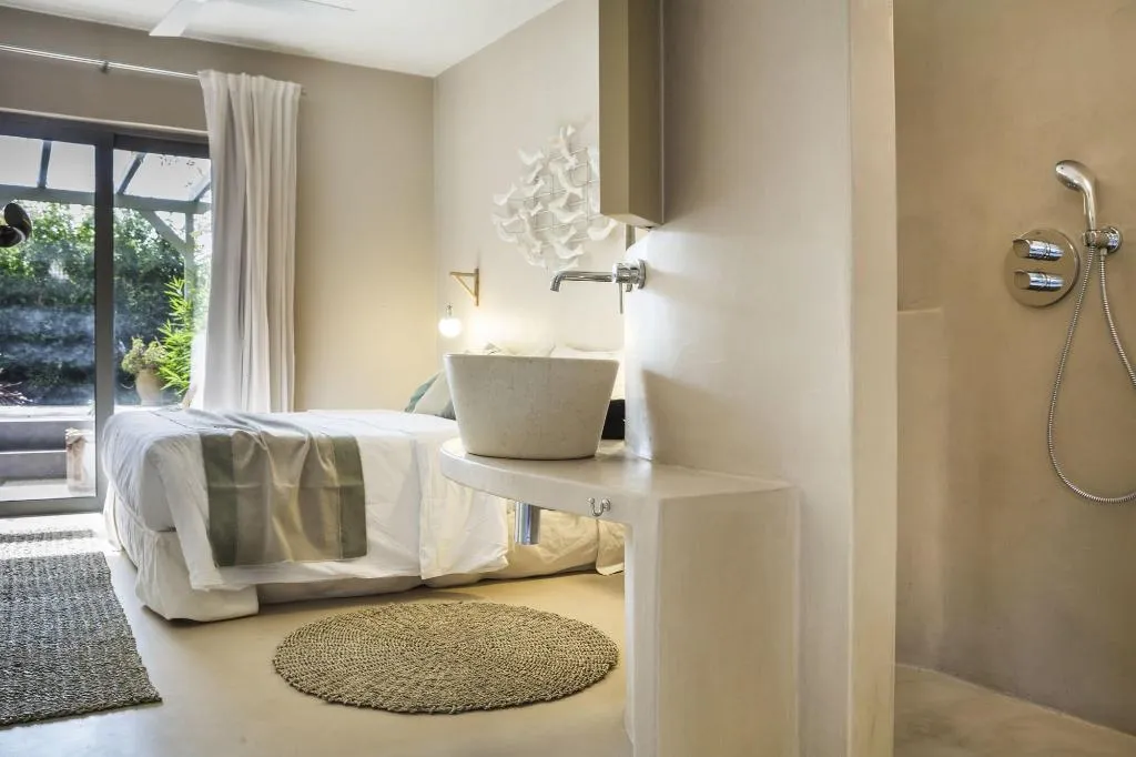 Room, F Zeen, Kefallinia