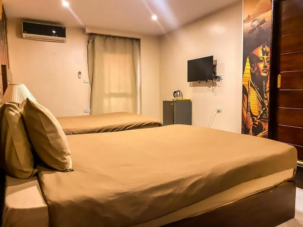 QUADRUPLE DELUXE WITH BALCONY Room, Giza Pyramids Inn, Cairo