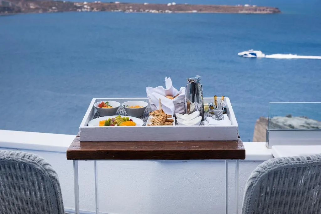 SUITE WITH JACUZZI Room, Hyperion Oia Suites, Santorini