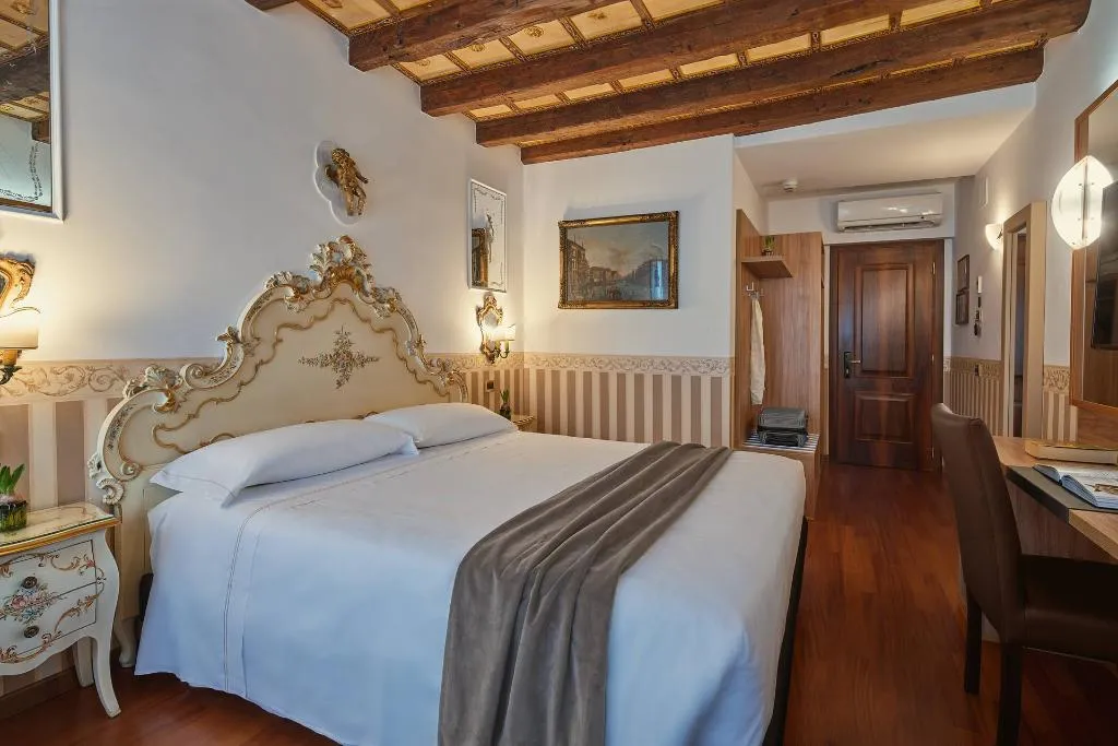 Double or Twin DELUXE Room, UNA HOTELS Ala Venezia - Adults +16, Venice