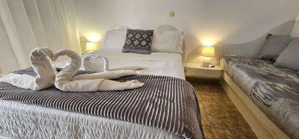 Room, Pleasure Beachside Studios, Santorini