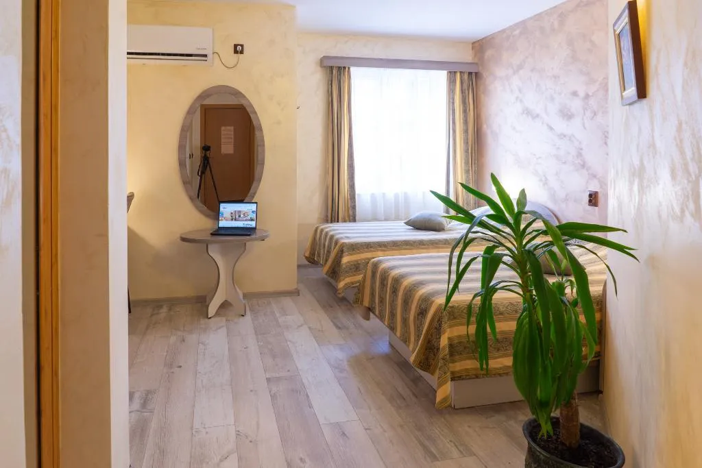 Room, Victoria, Varna