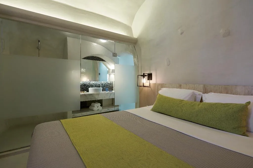 SUITE WITH JACUZZI Room, Rhenia'S Suites, Santorini
