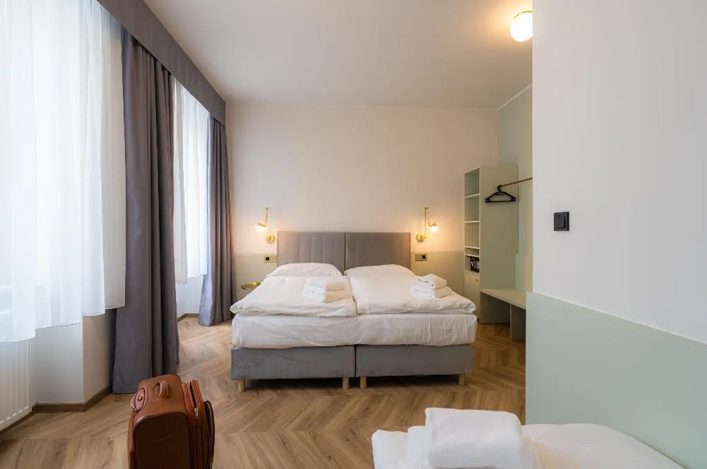 TRIPLE SUPERIOR WITH AIR CONDITIONING Room, Beranek, Prague