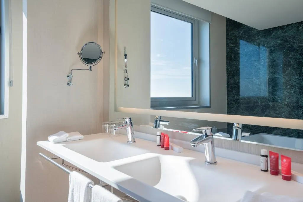SUITE CAPACITY 3 Room, Leonardo Royal Hotel Barcelona Forum, Barcelona
