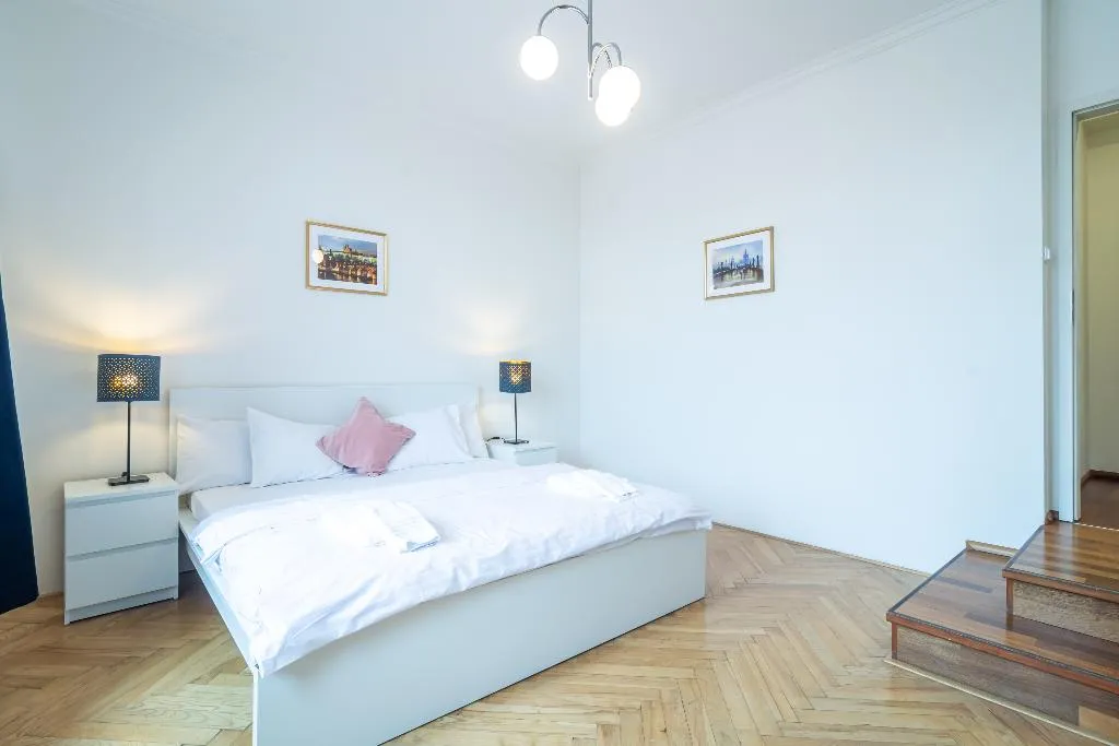 APARTMENT WITH BALCONY WITH VIEWS Room, Royal Road Residence, Prague