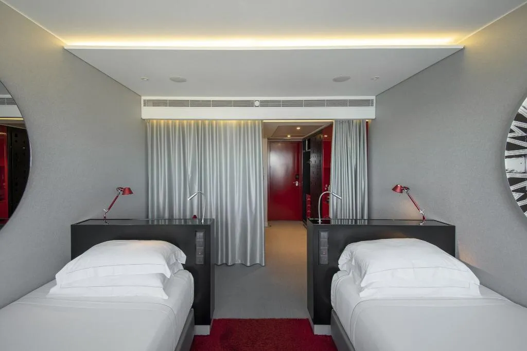 FAMILY ROOM THREE BEDS Room, Myriad By Sana Hotels, Lisbon