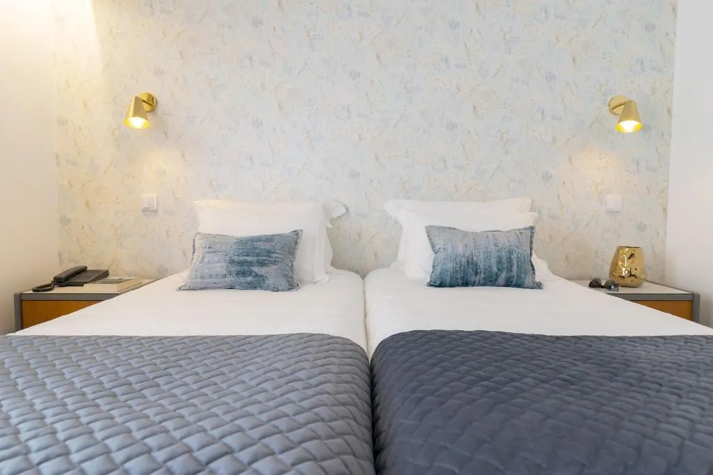 Room, Dom Afonso, Madeira