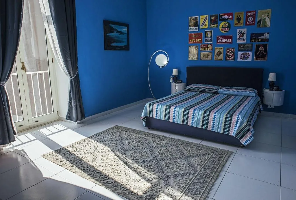 Room, Miracoletti38, Naples